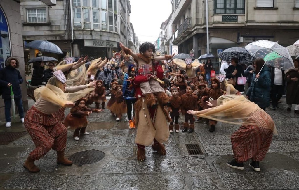 Caldas de Reis desafió la lluvia y celebró el Entroido con creatividad y multitud en las&nbsp;calles
