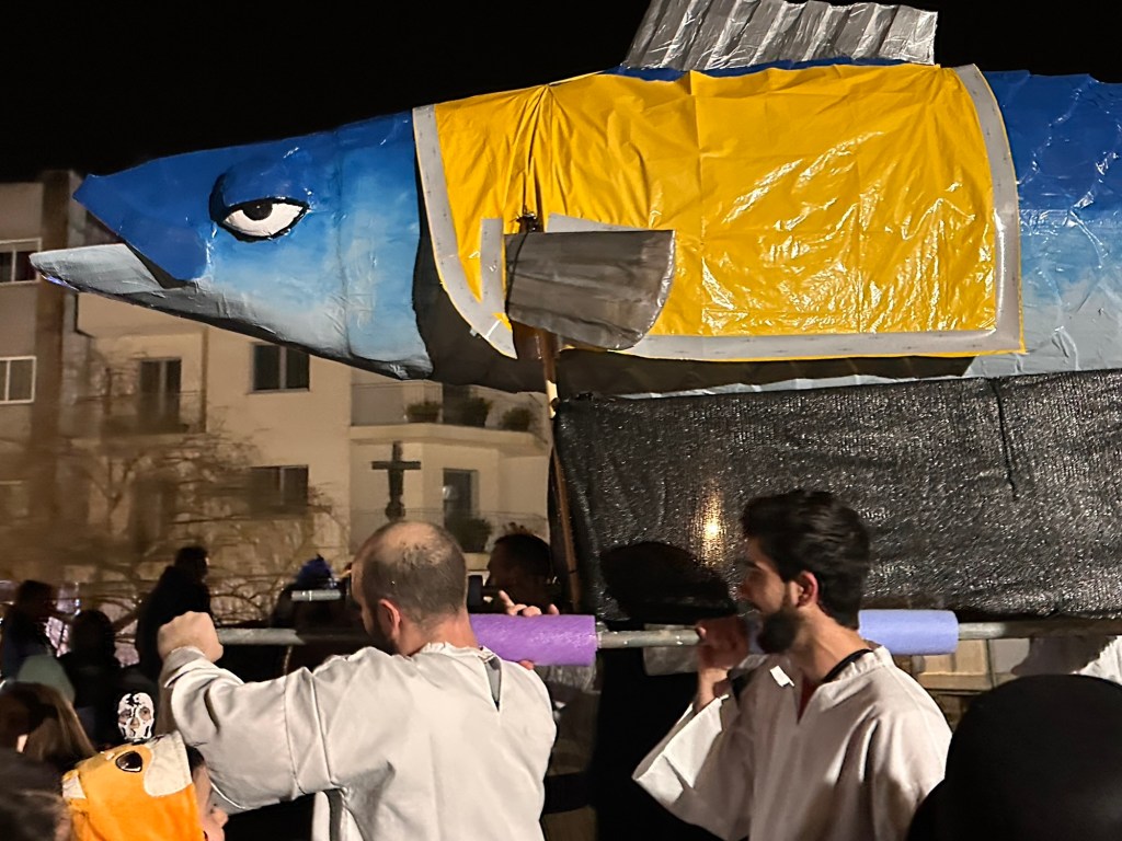 Caldas de Reis despide el Entroido: crónica del Enterro da Sardiña, el funeral más alegre del&nbsp;año