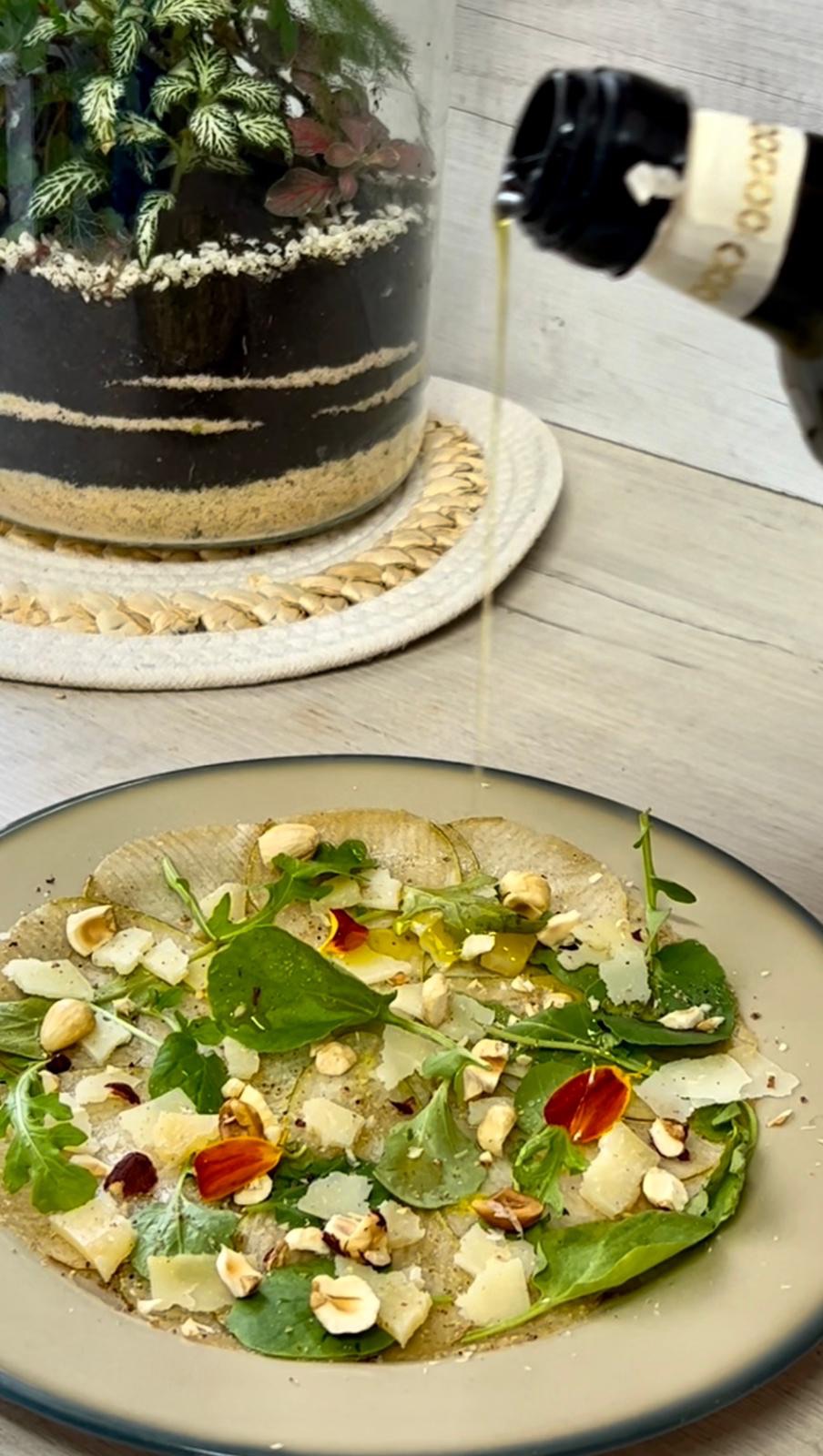 El carpaccio de pera que está conquistando las mesas: la propuesta fresca y elegante de Coque&nbsp;Fariña